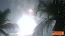 Citizen6, Banda Aceh: Fenomena alam kini muncul lagi, seberkas cahaya merah disamping matahari tampak seperti piring terbang atau UFO. Foto ini diambil oleh Armia Dahlan pada pukul 10:30 WIB (5/5) di langit Peureulak Aceh Timur. (Pengirim: Wardati)