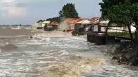 Penampakan banjir rob yang menerjang pemukiman warga Desa Dadap Indramayu. Foto (Liputan6.com / Panji Prayitno)