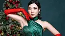 Gisella Anastasia juga tampak tak sabar menyambut momen perayaan Natal 2022. Ibunda dari Gempita itu menjalani sebuah pemotretan bertema Natal. Penampilannua pun berhasil mencuri perhatian, ia mengenakan busana khusus Natal berupa gaun glamor berwarna hijau yang dipadukan dengan sarung tangan merah yang memberikan kesan elegan. (Liputan6.com/IG/@gisel_la)