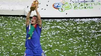 Francesco Totti turut membantu Timnas Italia menjuarai Piala Dunia 2006. (AFP/ROBERTO SCHMIDT)