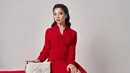 Nikita Willy tampil luar biasa menawan dalam balutan shirt-dress merah. Dress yang dikenakan Nikita ini memiliki detail lengan panjang dan high-slit yang memperlihatkan kakinya. [Foto: Instagram/nikitawillyofficial94]