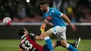 Pemain Napoli, David Lopez, menaklukkan kiper Bologna saat mencetak gol terakhir Napoli dalam laga Serie A Italia di Stadion San Paolo, Naples, Rabu (20/4/2016) dini hari WIB. (AFP/Carlo Hermann)