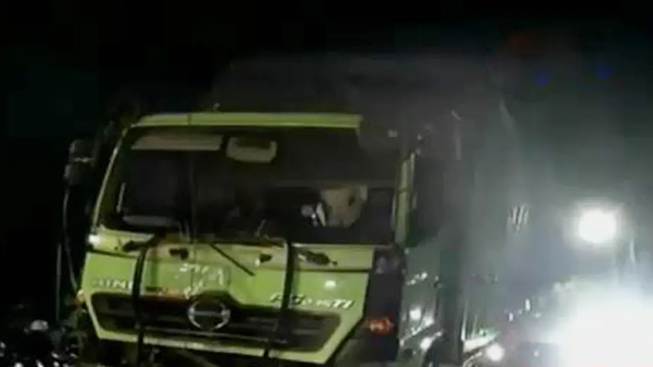  Truk Tabrak Tiang Lampu 