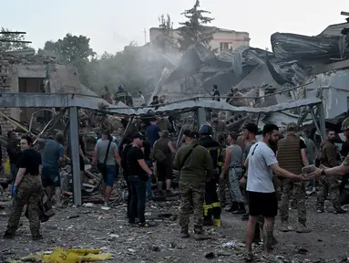 Tim penyelamat dan relawan bekerja menyelamatkan orang-orang dari bawah reruntuhan setelah serangan rudal Rusia menghantam sebuah restoran dan beberapa rumah di Kramatorsk, Ukraina timur, pada 27 Juni 2023. (AFP/Genya Savilov)
