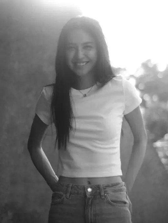 Mikha Tambayong mengunggah foto hitam putihnya dirinya, dengan mengenakan atasan t shirt crop putih lengan pendek dipadukan celana denim. [@miktambayong]