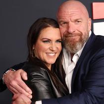 Para eksekutif bisnis AS dan mantan pegulat profesional Paul Levesque alias Triple H dan Stephanie McMahon menghadiri pemutaran perdana WWE Monday Night RAW milik Netflix di Intuit Dome, Inglewood, California, pada 6 Januari 2025. (Michael Tran / AFP)