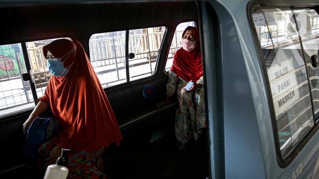 FOTO: PPKM Level 4, Angkutan Umum di Jakarta Terapkan Prokes Ketat