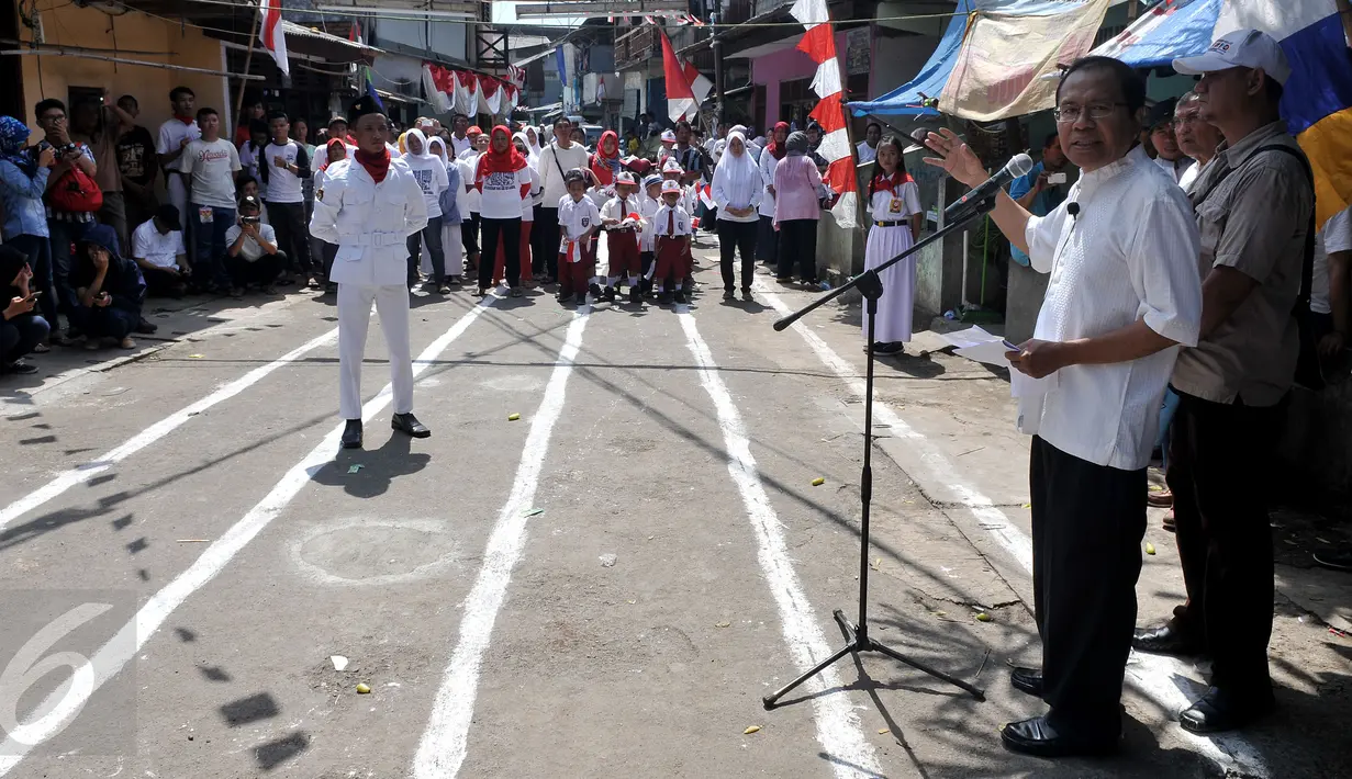 Mantan Menko Maritim, Rizal Ramli berpidato saat mengikuti upacara bendera peringati Hari Kemerdekaan ke 71 di RT 08 Bukit Duri, Manggarai, Jakarta Selatan, (17/8). Upacara dipimpin oleh Mantan Menko Maritim, Rizal Ramli .(Liputan6.com/Johan Tallo)