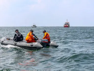 Sejumlah tim Basarnas, Polair, TNI AL menyisir untuk mencari korban hilang dalam tragedi KM Zahro Expres yang terbakar di Perairan Kepulauan Seribu, Jakarta, Senin (2/1). (Liputan6.com/Faizal Fanani)