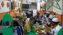 Para imigran Pakistan menikmati makanan sahur sebelum beribadah puasa di distrik Kwai Chung di Hong Kong (25/5/2019). Kwai Chung adalah daerah perkotaan di dalam Kota Baru Tsuen Wan di Wilayah Baru Hong Kong. (AFP Photo/Philip Fong)