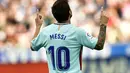 Striker Barcelona, Lionel Messi, melakukan selebrasi usai mencetak gol ke gawang  Alaves pada laga La Liga di Stadion Mendizorrotza, Sabtu (26/8/2017). Barcelona menang 2-0 atas Alaves. (AP/Alvaro Barrientos)
