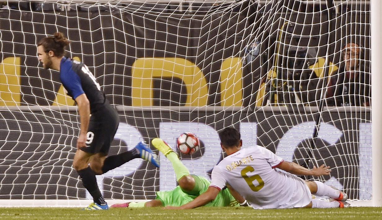 Pemain AS, Graham Zusi (kiri), saat mencetaak gol ke gawang Kosta Rika pada laga penyisihan Grup A Copa America Centenario 2016 di Chicago, Illinois, AS, (8/6/2016) WIB. (AFP/Omar Torres)