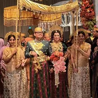 Akbar Supratman dan Fitri Feirel menggelar akad nikah dan resepi pernikahan di salah satu hotel Jakarta. Keduanya pun mengusung pernikahan tradisional yaitu adat Bugis. [@dhirbalaw]