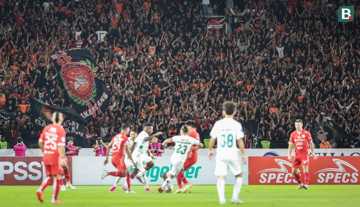 Pendukung Persija Jakarta bernyanyi untuk memberikan dukungan kepada timnya saat laga terakhir BRI Liga 1 2022/2023 antara Persija Jakarta melawan PSS Sleman di Stadion Utama Gelora Bung Karno (SUGBK), Senayan, Jakarta, Sabtu (15/04/2023). (Bola.com/Bagaskara Lazuardi)