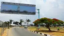 Kendaraan melaju di bawah papan reklame pintu masuk Bandara Robert Mugabe yang baru berganti nama, di Harare, Kamis (9/11). Nama baru bandara yang sebelumnya Bandara Harare itu diambil dari nama Presiden Zimbabwe, Robert Mugabe. (AP/Tsvangirayi Mukwazhi)