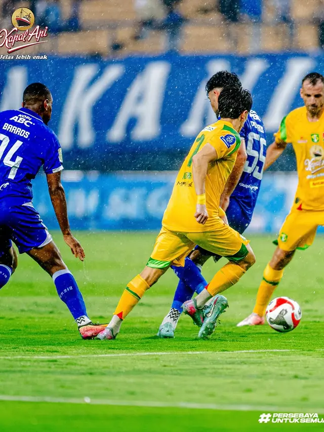 Persebaya Surabaya mengunggah momen krusial ketika kaki gelandangnya, Francisco Rivera, diinjak striker Persib Bandung, Uilliam Barros.