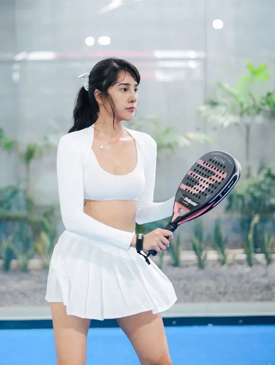 Setelah tenis, banyak artis Indonesia yang mulai beralih ke olahraga padel, termasuk Anya Geraldine [@anyageraldine]