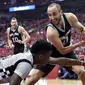 Pemain San Antonio Spurs, Manu Ginobili (kanan) berushaa melewati adangan pemain Houston Rockets, Clint Capela pada gim keenam semifinal NBA Wilayah Barat di Houston, (11/5/2017). Spurs menang 114-75. (AP/Eric Christian Smith)