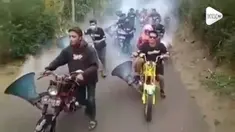 Sekelompok pemuda konvoi dengan menggunakan knalpot nyaring ditambah dengan speaker. Suara knalpot bikin satu kampung geger.