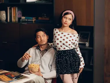 Hanggini tampil cantik dengan mengenakan baju off shoulder polkadot dan rok mini warna hitam berenda dalam pemotretan kali ini. Bando warna merah muda yang dikenakannya menambah kesan imut artis dengan nama lengkap Hanggini Purinda Retto ini. Sementara Luthfi Aulia tampil simpel dengan kemeja stripes warna cokelat dan sweater abu-abu dipadukan dengan celana kain. (Liputan6.com/IG/@hanggini)