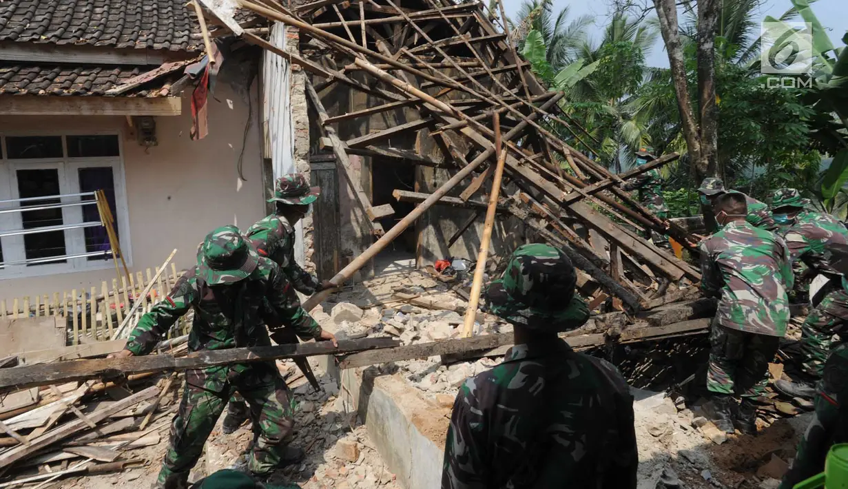 Anggota Yonif 320 Badak Putih Prajurit Jawara Kodam III Siliwangi membantu membersihkan reruntuhan bangunan usai gempa di Mandalawangi, Pandeglang, Banten, Sabtu (3/8/2019). Gempa Banten berkekuatan 6,9 magnitudo mengakibatkan lebih dari 200 rumah mengalami kerusakan. (merdeka.com/Arie Basuki)