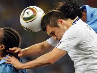 Duel antara gelandang Prancis, Yoann Gourcuff (kanan depan) dengan pemain Uruguay Alvaro Pereira (kiri) di penyisihan Grup A PD 2010 di Cape Town Stadium, 11 Juni 2010. Skor 0-0. AFP PHOTO / FRANCK FIFE 