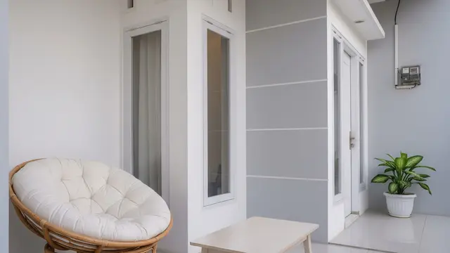 Teras Minimalis dengan Kursi Rotan Bundar