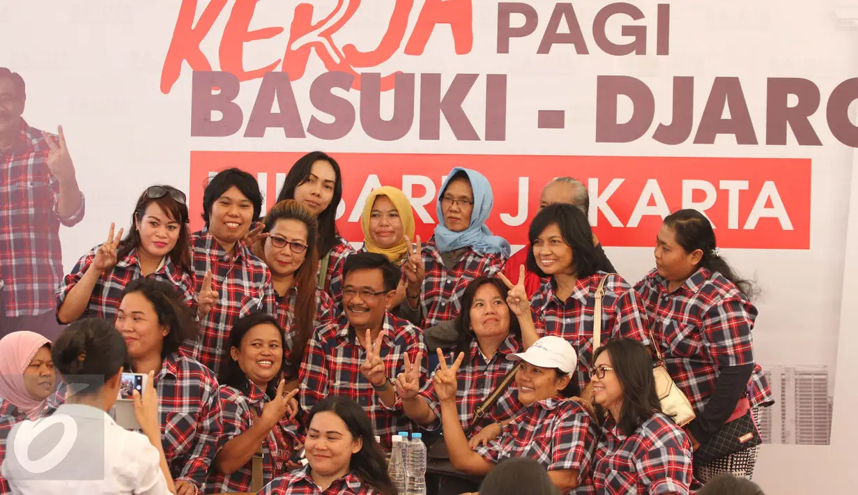 Cawagub DKI Jakarta, Djarot Saiful berfoto bersama relawan di Rumah Lembang, Jakarta, Selasa (20/12). Mulai Januari 2017, Djarot berencana pertemuan dengan warga di Rumah Lembang hanya berlangsung 1-2 kali dalam seminggu. (Liputan6.com/Gempur M Surya)