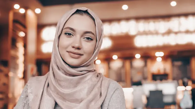 muslim islam memakai kerudung lebaran