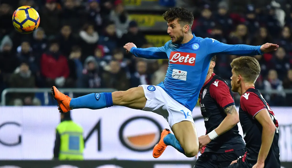 Striker Napoli, Dries Mertens mengontrol bola saat bertandang ke markas Cagliari pada laga pekan ke-26 Serie A di Sardegna Arena, Selasa (27/2). Napoli menggulung tuan rumah Cagliari dengan skor telak 5-0. (ALBERTO PIZZOLI / AFP)