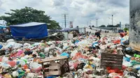 Tumpukan sampah di Pasar Pagi Arengka Pekanbaru karena terbatasnya truk pengangkut. (Liputan6.com/M Syukur)