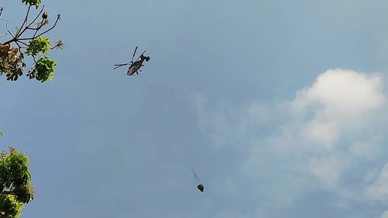 Helikopter water bombing yang dikerahkan Satgas Karhutla Riau untuk memadamkan kebakaran lahan.