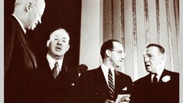 Kedua dan ketiga dari kiri: Dr. Francis dan Dr. Salk di Universitas Michigan. (pbs.org)