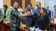 Kepala Staf Angkatan Laut (KSAL) Laksamana Yudo Margono melakukan salam komando dengan anggota Komisi I seusai disetujui menjadi Panglima TNI dalam uji kelayakan dan kepatutan (fit and proper test) di ruang Kompleks Parlemen, Senayan, Jakarta, Jumat (2/12/2022). Komisi I DPR menyetujui Laksamana Yudo Margono menjadi Panglima TNI menggantikan Jenderal Andika Perkasa. (Liputan6.com/Angga Yuniar)