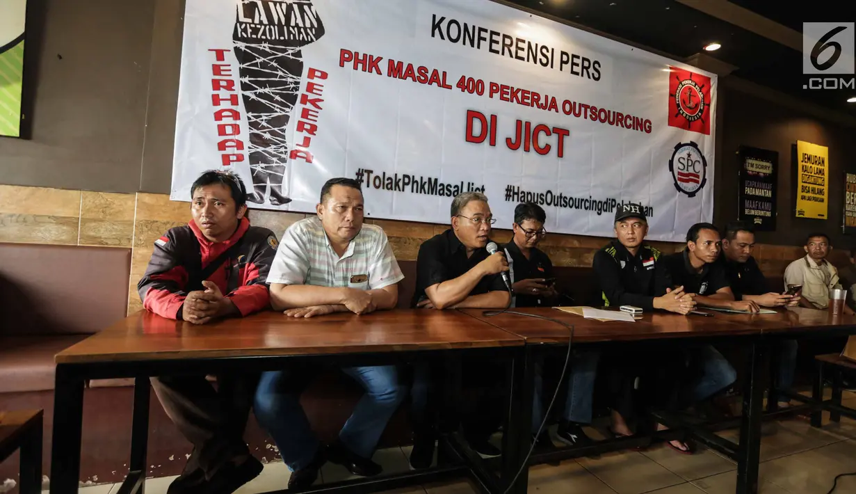 Ketum SP JICT Hazris Malsyah (ketiga kiri) memberikan pernyataan di Jakarta, Selasa (26/12). Dalam keterangannya mereka menolak PHK Massal pekerja Outsourcing di JICT dan meminta penghapusan Outsourcing di wilayah pelabuhan. (Liputan6.com/Faizal Fanani)