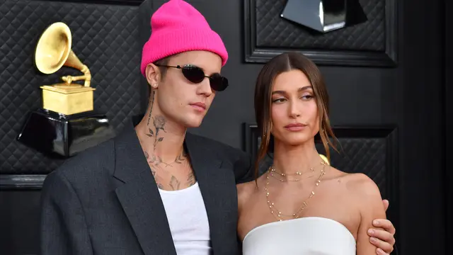 Justin Bieber dan Hailey Bieber pada Grammy Awards 2022. (ANGELA WEISS / AFP)