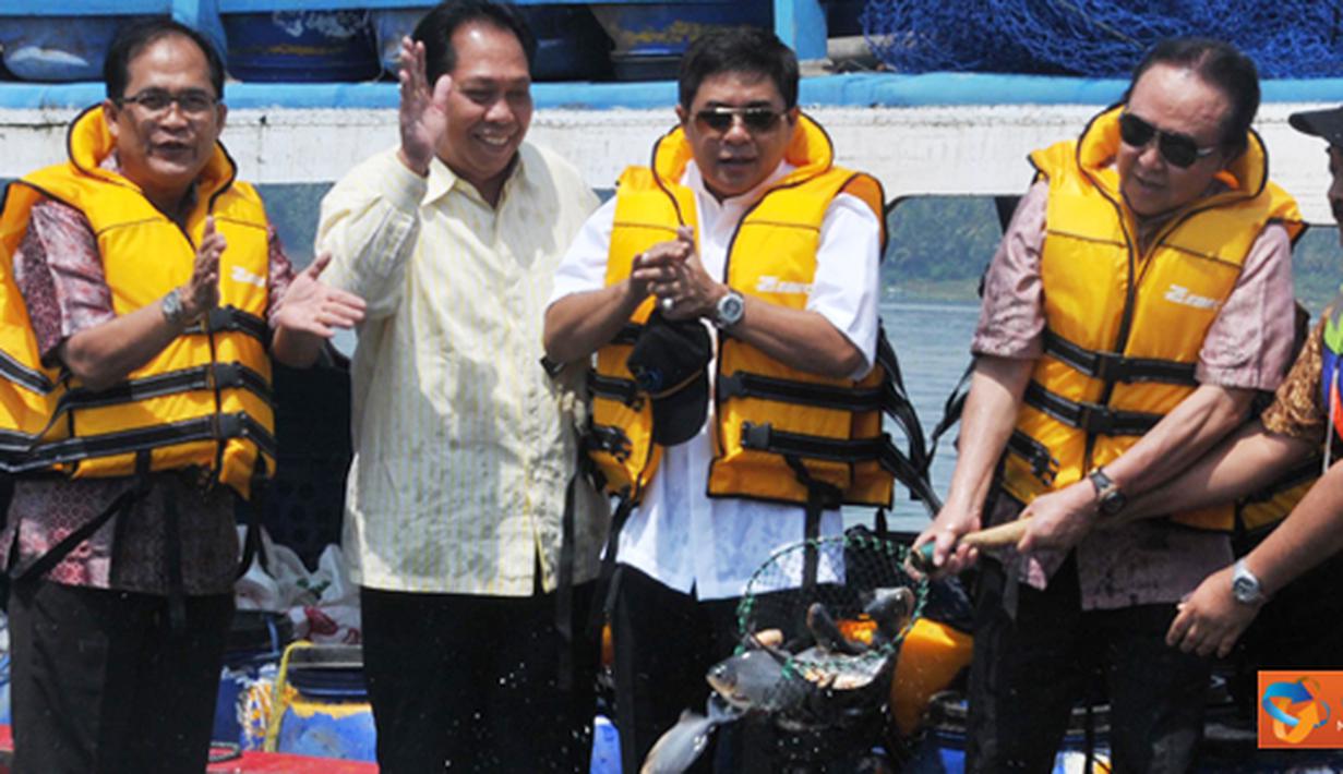 Citizen6, Cianjur: Selain itu, untuk menggenjot sektor
perikanan tangkap  bantuan pun diberikan yang meliputi 15 paket PUMP perikanan tangkap senilai 1,5 miliar serta 30 unit GPS senilai 150 juta. (Pengirim: Efrimal Bahri) 