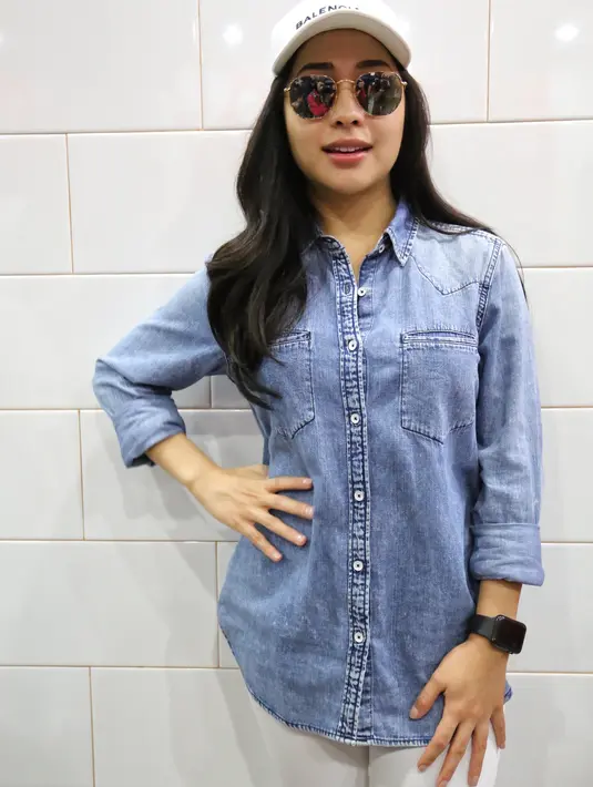 Meski dibawah terik matahari, para bintang sinetron tersebut tampak antusias bisa bertemu langsung dengan penggarnya. Bahkan, rasa capeknya dan teman-teman langsung terbayarkan dengan puas. (Adrian Putra/Bintang.com)