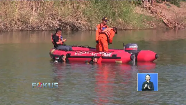 Petugas menemukan korban hilang pesawat latih Cessna yang jatuh di Sungai Cimanuk, Indramayu.