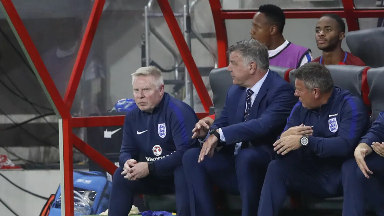 Pelatih Timnas Inggris, Sam Allardyce saat mendampingi timnya menghadapi Slovakia