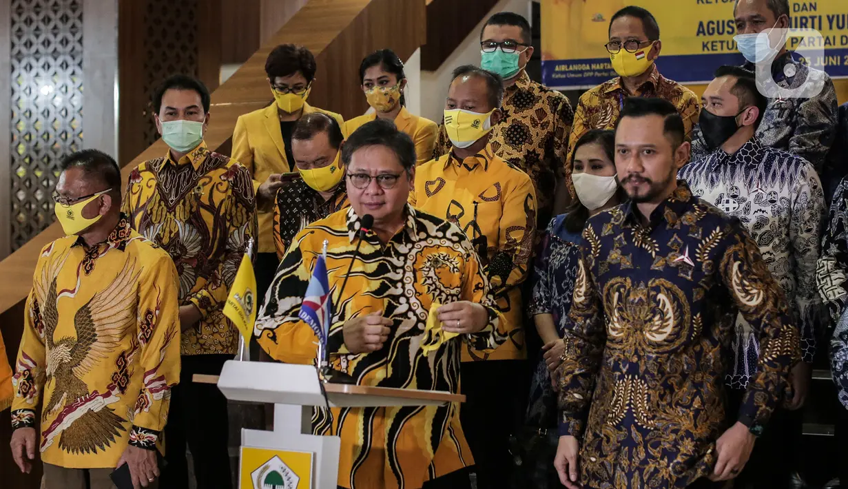 Ketum Partai Golkar Airlangga Hartarto (tengah) bersama Ketum Parta Demokrat Agus Harimurti Yudhoyono memberikan keterangan pers seusai pertemuan di DPP Partai Golkar, Jakarta, Kamis (25/6/2020). Kunjungan AHY itu membahas pembangunan perekonomian saat pandemi COVID-19. (Liputan6.com/Johan Tallo)
