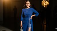 Long Dress Belah Depan yang Sopan (Foto: Gemini)