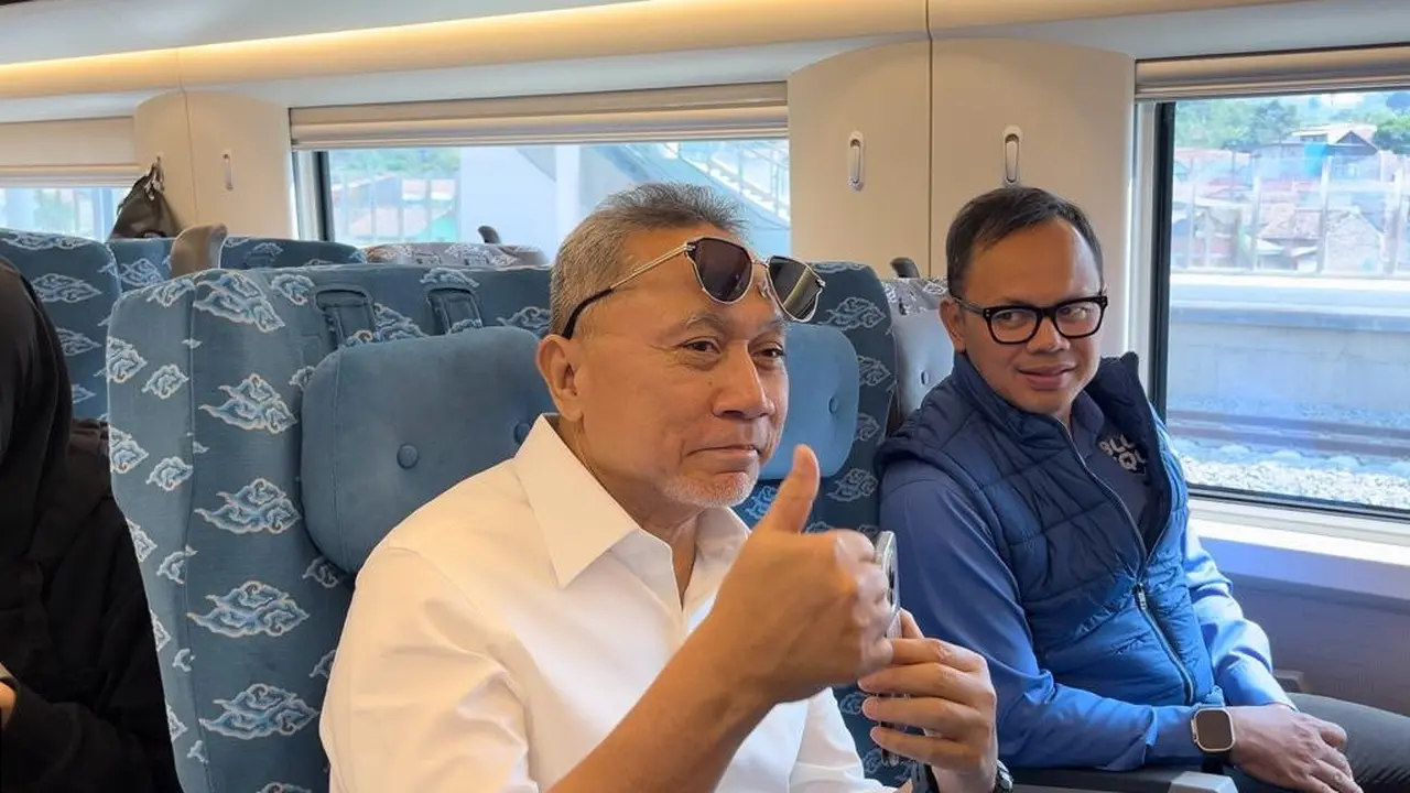 Menteri Perdagangan (Mendag) Zulkifli Hasan melaksanakan kunjungan kerja ke Kota Bandung, Jawa Barat (Jabar) dengan menggunakan Kereta Cepat Jakarta Bandung (Whoosh),Rabu (27/9/2023). (Dok Tim Media Zulkifli Hasan)