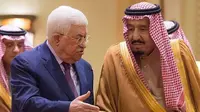 Presiden Palestina Mahmoud Abbas dan Raja Salman saat bertemu di Riyadh, Arab Saudi, pada 20 Desember 2017 (Al-Ekhbariya via AP)