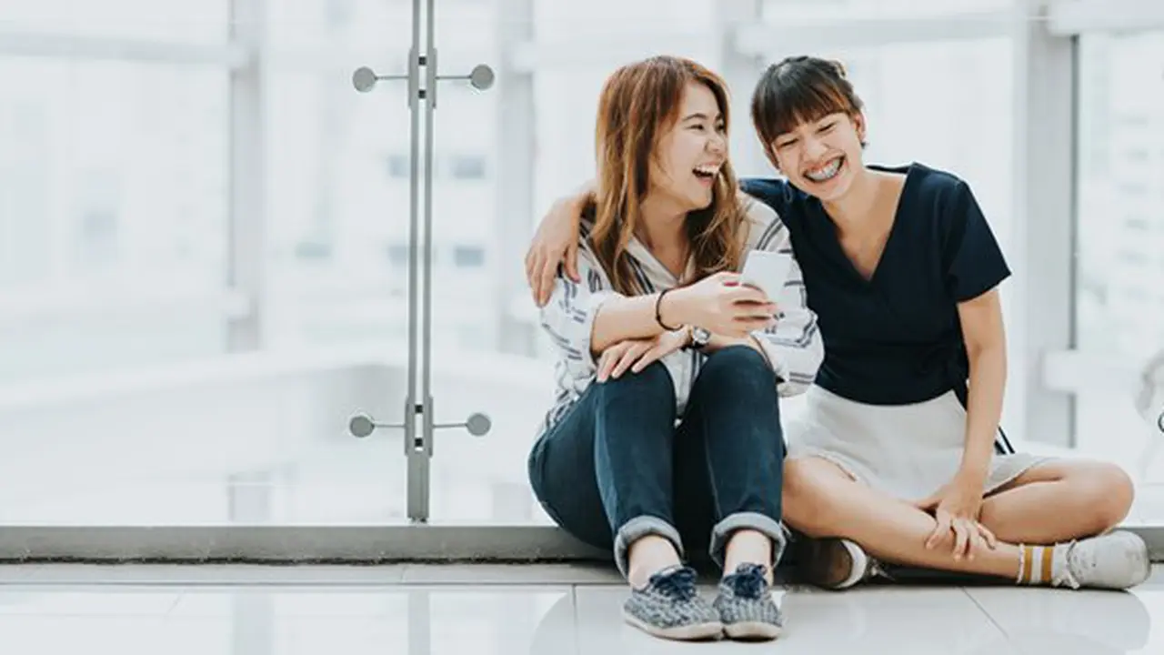 Bahagia bersama sahabat./Copyright shutterstock.com