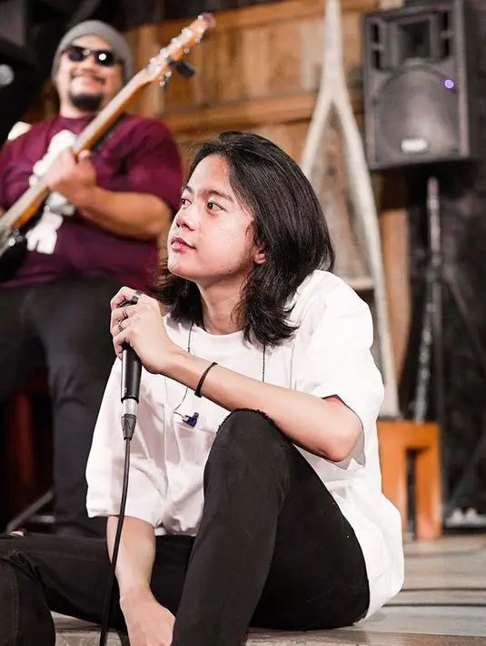 Hasilnya tak main-main. Hampir 10 lagu viral dan saat ini masih nongkrong di daftar trending. Ketika konsep ini “difotokopi” penyanyi dan perusahaan rekaman lain, Maulana Ardiansyah di sela konser Dream Theatre di Stadion Manahan Solo melontar kekecewaan. “Kata saya, sesuatu yg booming, pasti akan banyak yg niru dan mengikuti. Sesuatu yang alami. Ketika mereka masih sibuk mempelajari dan mengikuti konsep kita, kita sudah bergerak maju mencari konsep baru yg lebih keren. Percayalah, kreatifitas itu tidak terbatas,” cuitnya. (Foto: Dok. Instagram @maulanaardiansyah_)