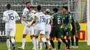 Para pemain Argentina merayakan gol yang dicetak oleh Joaquin Correa kegawang Bolivia pada laga kualifikasi Piala Dunia 2022 di Estadio Hernando Siles, Rabu (14/10/2020). Argentina menang dengan skor 2-1. (Martin Alipaz/Pool via AP)