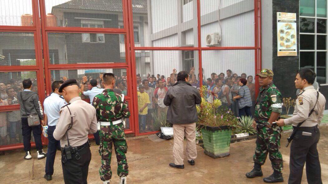 Hampir semua aspek di dalam Lapas Banyuasin ditarik pungli. Akibatnya, lebih dari 400 napi mengamuk di dalam Lapas. (Liputan6.com/Raden Fajar)