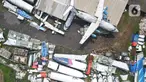 Foto udara bangkai pesawat di sebuah lahan kawasan Jampang, Kabupaten Bogor, Jawa Barat, Kamis (25/8/2022). Keberadaan belasan bangkai pesawat dari berbagai jenis maskapai terongok di area lahan kosong tersebut sudah ada sejak 2019 silam. (Liputan6.com/Herman Zakharia)