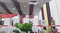 Presiden Jokowi melakukan pencoblosan surat suara Pemilu 2024 di TPS 10 RW 02 Kelurahan Gambir, Jakarta Pusat, Rabu (14/2/2024). (Liputan6.com/Lizsa Egeham)